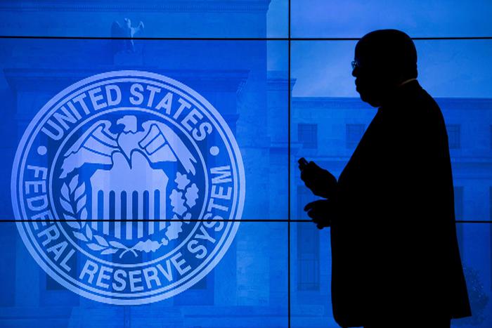 L'ombra di una persona sulla porta di vetro della Federal Reserve.