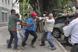 El secretario de la Mesa de la Unidad Democrática, Jesús “Chúo” Torrealba, fue agredido este viernes