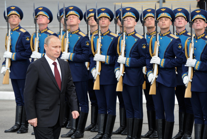 Vladimir Putin passa in rassegna il plotone di onori militari.