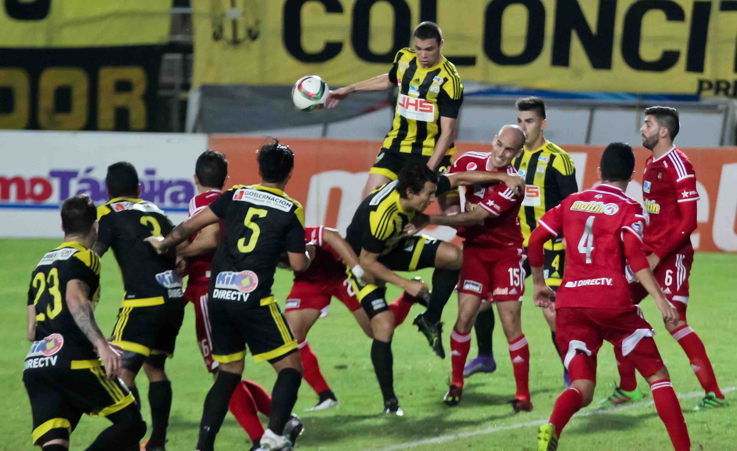 Una partita del futbol venezuelano tra il Deportivo Tachira ed il Caracas FC.