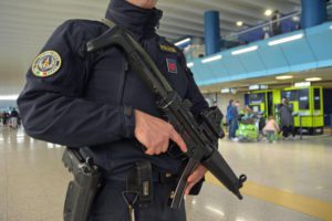 Agenti dell'unità tiratori scelti della Polizia di Frontiera presidiano l'all'aeroporto di Fiumicino, Roma, 23 Gennaio 2015. ANSA/ TELENEWS