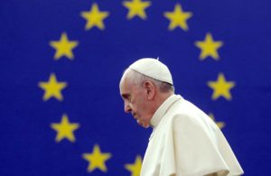 Il Papa riceve  il premio Carlo Magno, appello a Europa 