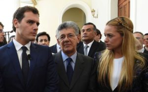 Rivera junto a los dirigentes opositores venezolanos Henry Ramos Allup y Lilian Tintori.