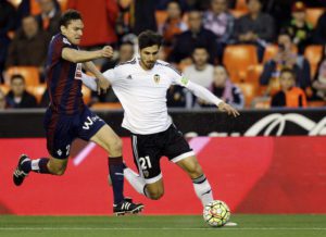 Valencia CF's Portuguese midfielder Andre Gomes (R) duels for the ball with Eibar's defender Ion Ansotegi (L) during the Spanish Liga Primera Division soccer match played at the Mestalla stadium, in Valencia, eastern Spain, 20 April 2016. ANSA/Juan Carlos Cardenas