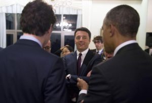 Il presidente del Consiglio Matteo Renzi parla con il presidente americano Barack Obama a margine della cena ufficiale durante il summit del G7 in Giappone, 26 maggio 2016.  ANSA/ PALAZZO CHIGI/ TIBERIO BARCHIELLI 