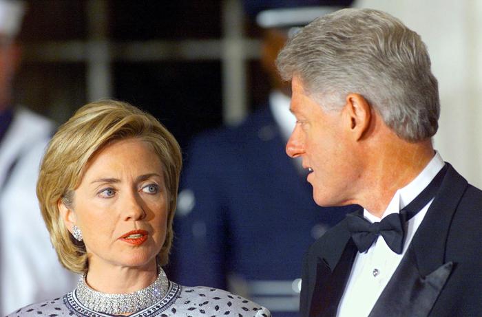 L'ex presidente Bill Clinton (D) e sua moglie Hillary Rodham Clinton ai tempi del governo di Clinton.