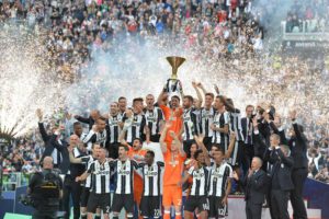 Juventus FC's players celebrate the Italian Serie A championship (Italian "Scudetto") at the end of the soccer match against UC Sampdoria at the Juventus Stadium in Turin, Italy, 14 May 2016. ANSA/ALESSANDRO DI MARCO