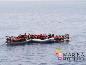 Un momento del soccorso di un gommone con 101 migranti da parte della nave Bettica della Marina Militare impegnata nell'operazione Mare sicuro, il 28 maggio 2016. ANSA/ US MARINA MILIARE 