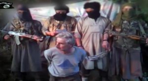 Hervé Gourdel, 55 anni, originario di Nizza, durante l'esecuzione dei jihadisti di Jund-al-Khilafa, movimento affiliato all'Isis, che hanno mostrato in un video la decapitazione dell'ostaggio francese in Algeria, 24 settembre 2014. ANSA/ARCHIVE.ORG 
