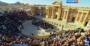 Un fermo immagine della diretta della tv russa, pubblicata su Twitter all'hashtag #Palmira, del concerto dell'orchestra filarmonica del teatro Marinski di San Pietroburgo nell'antico teatro di Palmira in Siria, 5 maggio 2016. 
