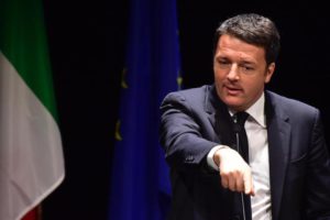 Il Presidente del consiglio Matteo Renzi durante il suo intervento in occasione dell'apertura della campagna per il sì al referendum costituzionale di autunno, al teatro Niccolini di Firenze, 2 maggio 2016. ANSA/ MAURIZIO DEGL'INNOCENTI