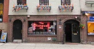 Stonewall Inn, lo storico bar dove in sei giorni di disordini tra clienti omosessuali e polizia venne tenuto a battesimo il movimento gay quasi mezzo secolo fa