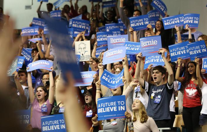 Supporters del candidato Sen. Bernie Sanders nella campagna del 2016.