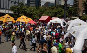 Las habituales filas para comprar alimentos en Venezuela fueron eclipsadas hoy por los miles de ciudadanos que participaron en la colecta de firmas