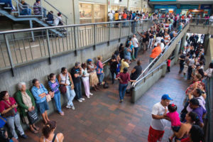 Escasez-y-Colas-en-Venezuela-para-comprar-comida