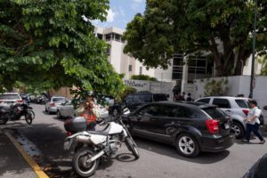 CARACAS (VENEZUELA), 06/06/2016.- Miembros de la Policía Municipal de Chacao y de la División contra Homicidios del Cuerpo de Investigaciones Científicas Penales y Criminalísticas (CICPC) resguardan hoy, lunes 6 de junio de 2016, la residencia donde se encontró el cuerpo sin vida de Mauro Monciatti, funcionario del consulado de Italia en Caracas (Venezuela). EFE/MIGUEL GUTIÉRREZ