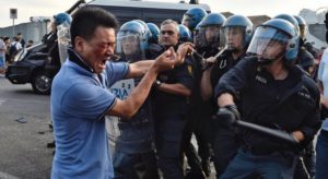 Sesto Fiorentino, rivolta dei lavoratori cinesi: alta tensione con le forze dell'Ordine