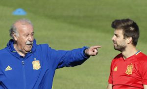 Spain's head coach Vicente del Bosque (L) talks with defender Gerard Pique (R) during the team's training session held in Re Island, France, 24 June 2016. EPA/JuanJo Martin