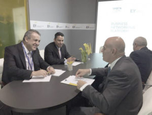 Il ministro del Petrolio, Eulogio Del Pino, e il presidente di Eni, Claudio Descalzi