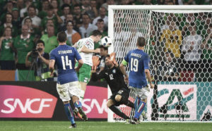 Robbie Brady (2-L) of Ireland scores the 1-0 lead against Italy's goalkeeper Salvatore Sirigu (2-R) during the UEFA EURO 2016 group E preliminary round match between Italy and Ireland at Stade Pierre Mauroy in Lille Metropole, France, 22 June 2016. EPA/ANDY RAIN   