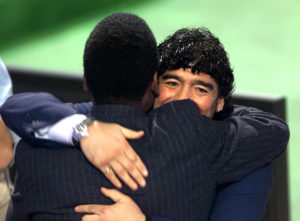L'abbraccio tra Pele' e Diego Armando Maradona (D) durante la cerimonia sportiva per la proclamazione del Giocatore del Secolo, in una immagine del 12 dicembre 2000 a Roma. ANSA/FILIPPO MONTEFORTE