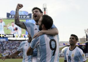 L'esultanza di Leo Messi abbracciato da Higuain