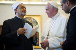 Grand Imam: “Al-Azhar e Vaticano da oggi insieme per salvare l'uomo da guerre distruttive”