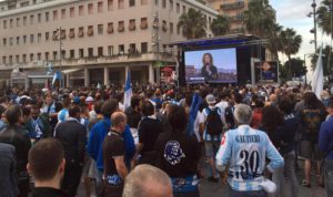 Pescara, tifosi in attesa di Trapani- Pescara con maxischermo in piazza della Rinascita