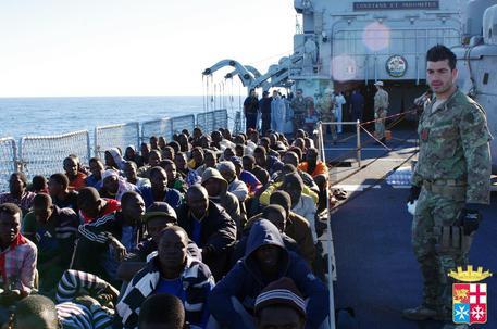 Migranti raccolti in mare da unità della Marina Militare italiana.