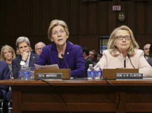 Elizabeth Warren e Hillary Clinton durante un'udienza al Senato