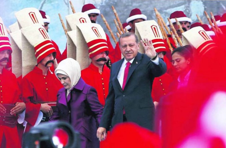Erdogan con la moglie in campagna elettorale.
