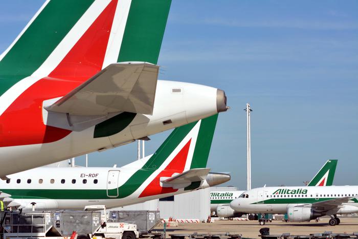 In un'immagine d'archivio aerei Alitalia fermi all'aeroporto di Fiumicino per uno sciopero.