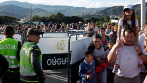 100.000 venezuelani varcano la frontiera con la Colombia