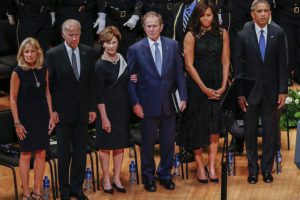Dallas: Obama e Bush ai funerali per riunire l'America 