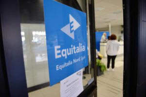 La scritta Equitalia Nord negli uffici degli sportelli per il pubblico di piazza Dante, Genova, 19 settembre. ANSA/LUCA ZENNARO