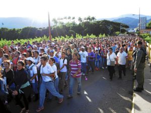 Venezolanos cruzando la frontera con Colombia para comprar medicinas y comida