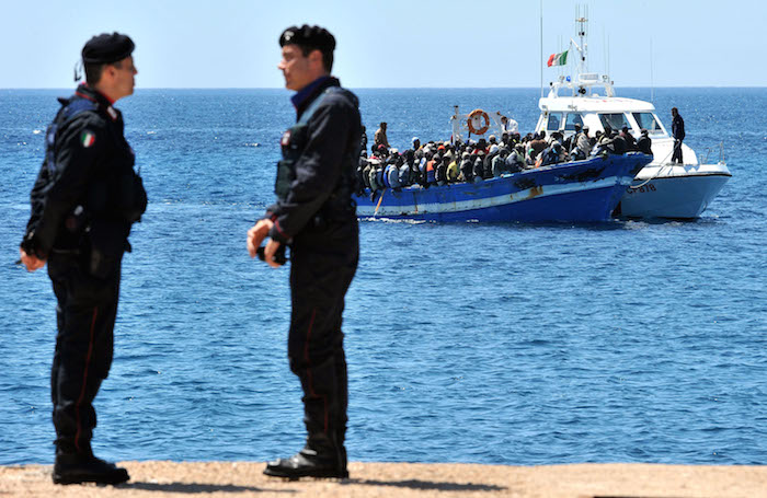 Imbarcazione carica di migranti arriva in porto