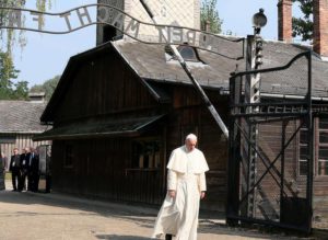 Head lowered, Pope Francis walks through the 'Arbeit macht Frei' main gate of the former Nazi German concentration camp KL Auschwitz I in Oswiecim, Poland, 29 July 2016. Pope Francis visits the site of former Nazi German concentration camp Auschwitz II - Birkenau, as part of his visit to Poland. The World Youth Day 2016 is held in Krakow and nearby Brzegi from 26 to 31 July.  ANSA/PAWEL SUPERNAK POLAND OUT