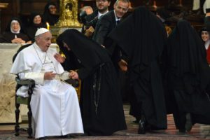Papa alle suore di clausura: “Non perdetevi sui social network” 