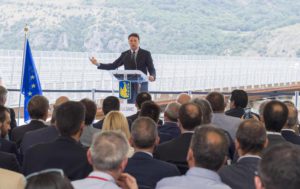 Il presidente del Consiglio Matteo Renzi durante il suo intervento all'apertura del viadotto Italia sull'autostrada Salerno-Reggio Calabria, Laino Castello (Cosenza), 26 luglio 2016. ANSA / US PALAZZO CHIGI - TIBERIO BARCHIELLI 