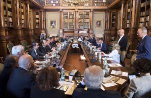 Il presidente del Consiglio Matteo Renzi presiede il vertice dei capigruppo di maggioranza e opposizione convocato dopo l'attentato a Nizza, 18 luglio 2016 a Roma. ANSA/ PRESIDENZA DEL CONSIGLIO - TIBERIO BARCHIELLI  