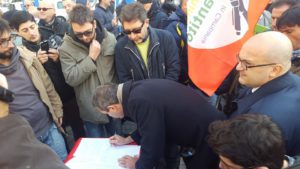 Il sindaco di Napoli Luigi De Magistris il 27 novembre 2015 ha firmato per il reddito minimo garantito in Campania ad un banchetto a piazza Matteotti.