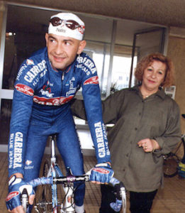 Una foto di archivio che ritrae Marco Pantani insieme con la madre Tonina. ANSA/PASQUALE BOVE
