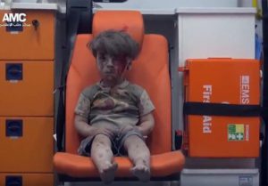 Il video del bambino appena estratto dalle macerie di una casa bombardata ad Aleppo e diventato subito virale è l'immagine di un popolo che sembra destinato a subire passivamente l'immane violenza di una guerra senza fine. Onu: “Aiuti umanitari impossibili” 
