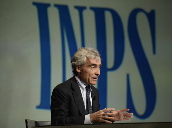 Tito Boeri, in conferenza stampa. Alle spalle il logo dell'Inps. Pensioni