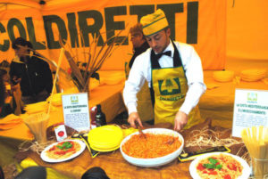 Un momento della spaghettata organizzata dalla Coldiretti in onore della dieta mediterranea, oggi 16 novembre 2010 in piazza del Campidoglio a Roma. ANSA/COLDIRETTI 