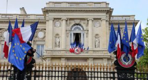 Francia insta al diálogo tras la condena ratificada de López