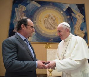 Francois Hollande incontra Papa Francesco.  ANSA / L'OSSERVATORE ROMANO - PRESS OFFICE