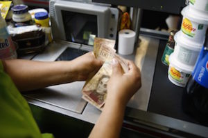 Economistas: Aumento del salario mínimo generará más inflación