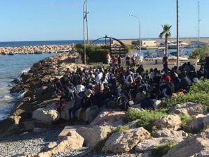 Un gruppo di migranti  di Ventimiglia scappati via mare hanno occupati gli scogli a Menton Garavan, su suolo francese ANSA/ TENERELLI